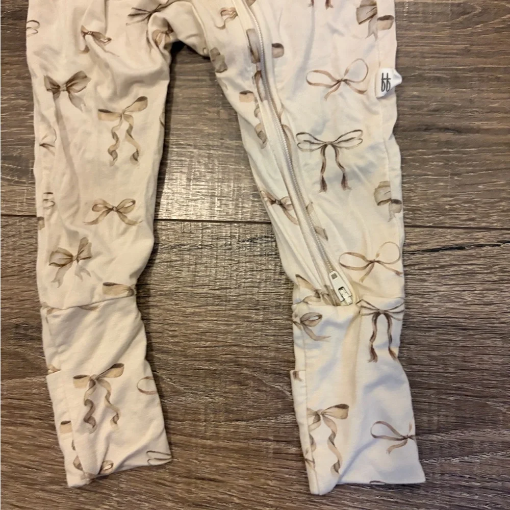 Cream Footie with Bow Pattern - Picture 2 of 5